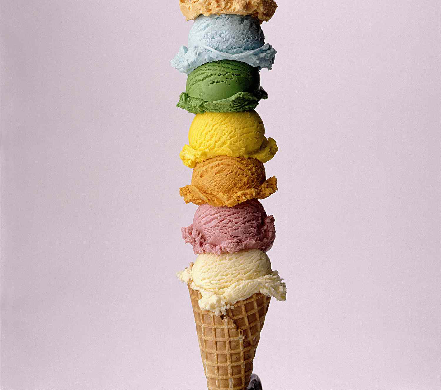 Große Eiswaffel mit mehreren Eiskugeln