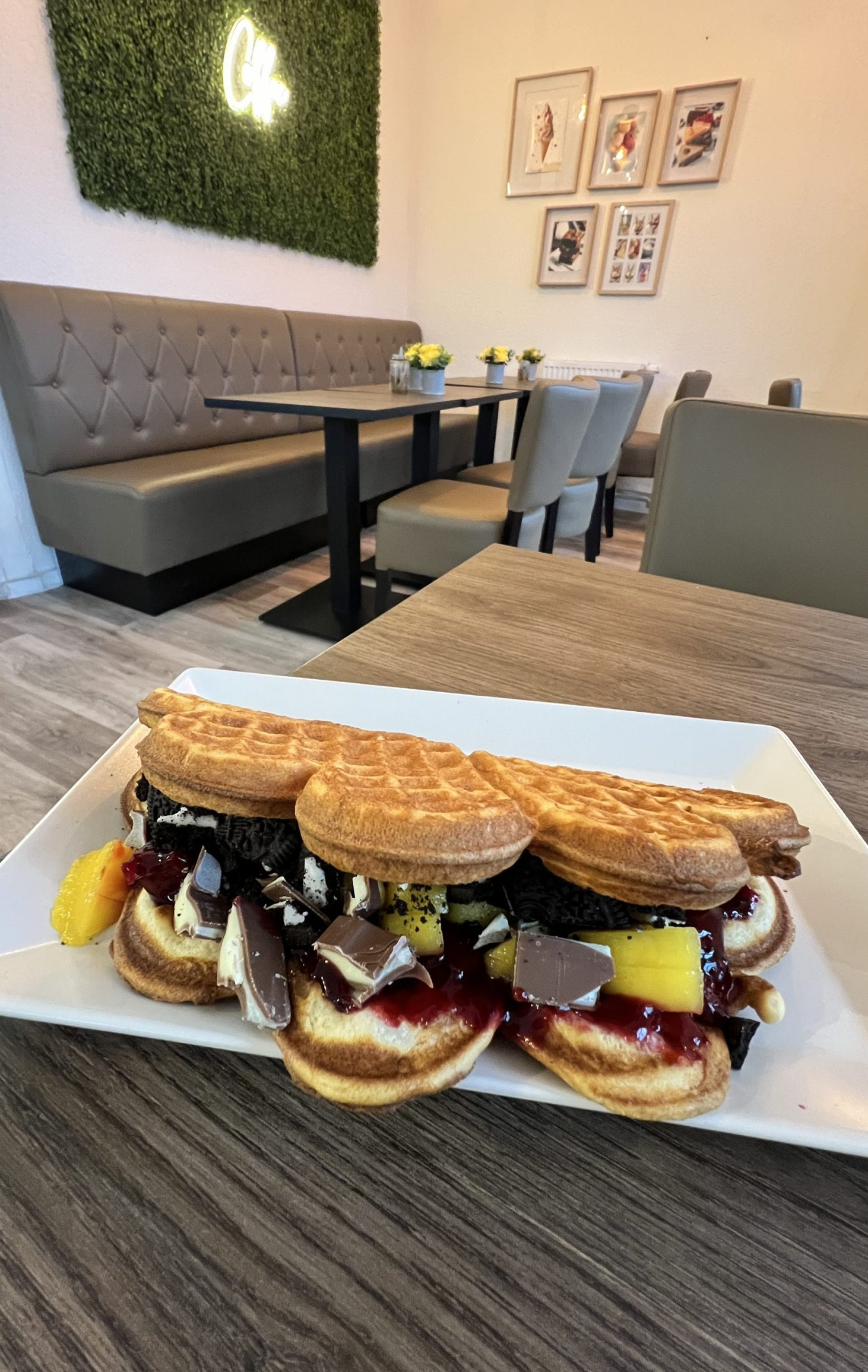 Hausgemachte Waffeln mit Früchten und Toppings